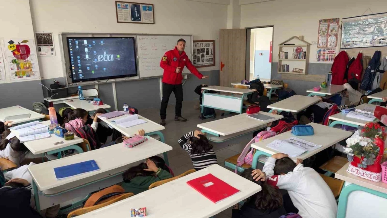 JAK’tan öğrencilere &quot;Deprem farkındalık eğitimi&quot;
