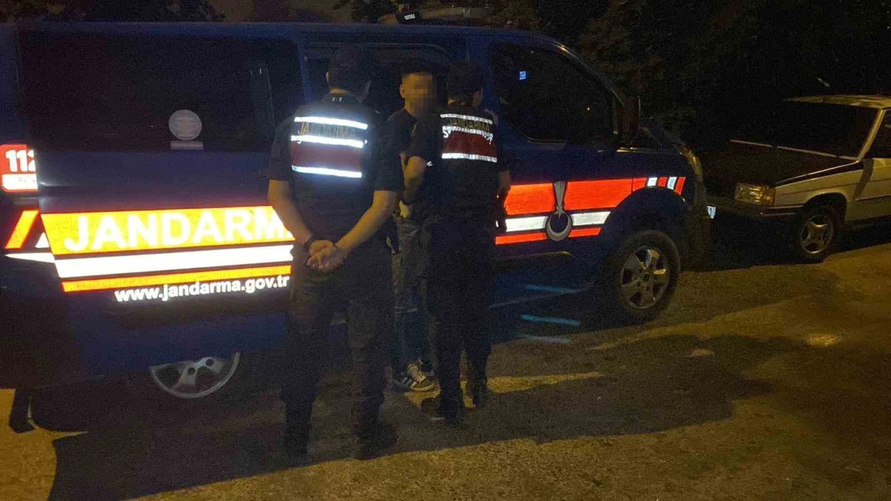 Jandarma adım adım takip etti, yüklü miktarda uyuşturucu ele geçirildi
