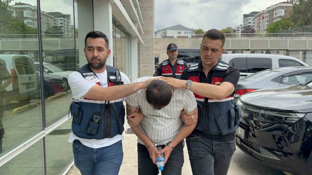 Jandarma, bagajdaki boya kutularında 2 bin 653 uyuşturucu hap ele ge&ccedil;irdi
