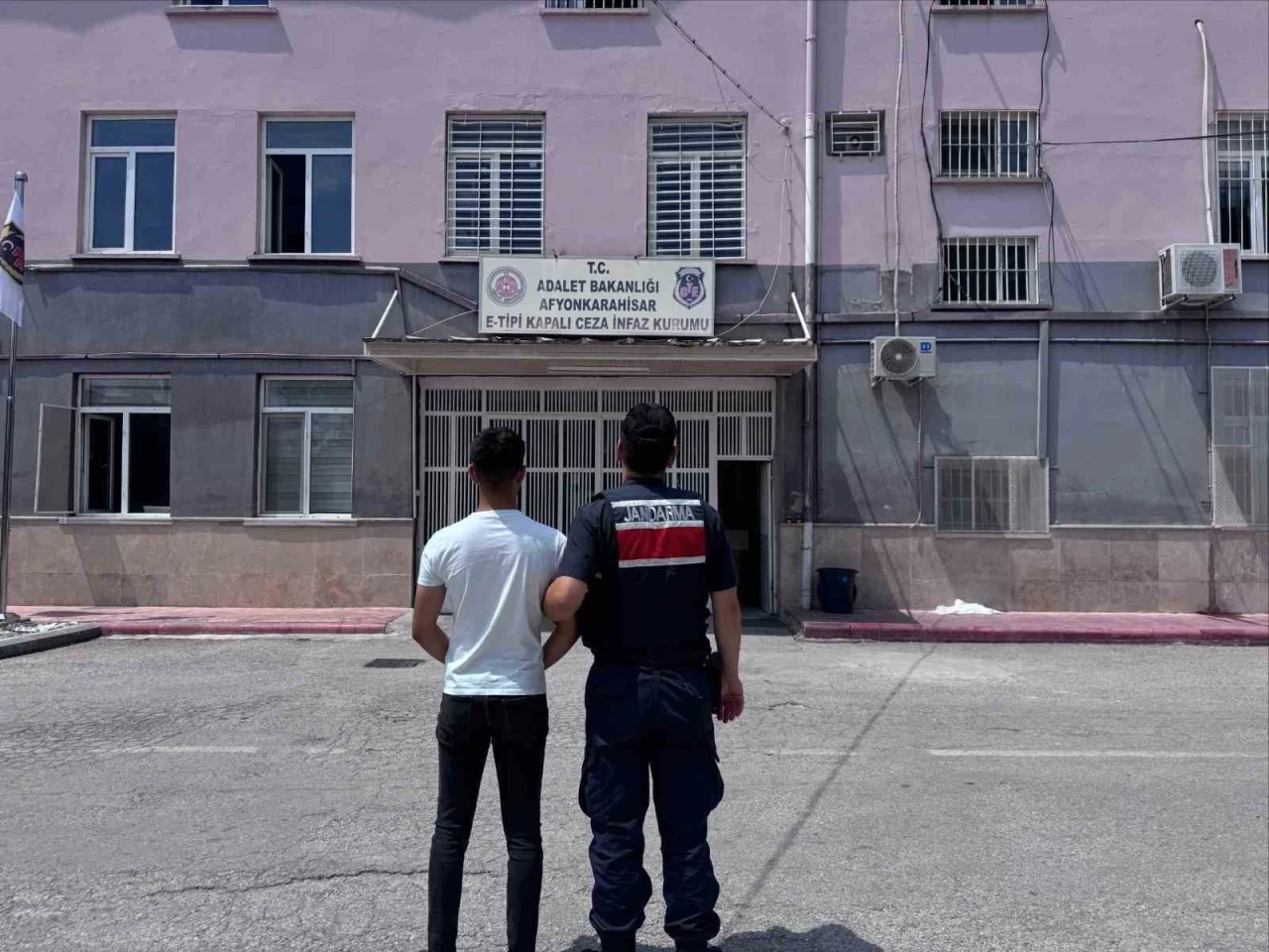 Jandarma &ccedil;eşitli su&ccedil;lardan aranan 46 kişi yakalandı
