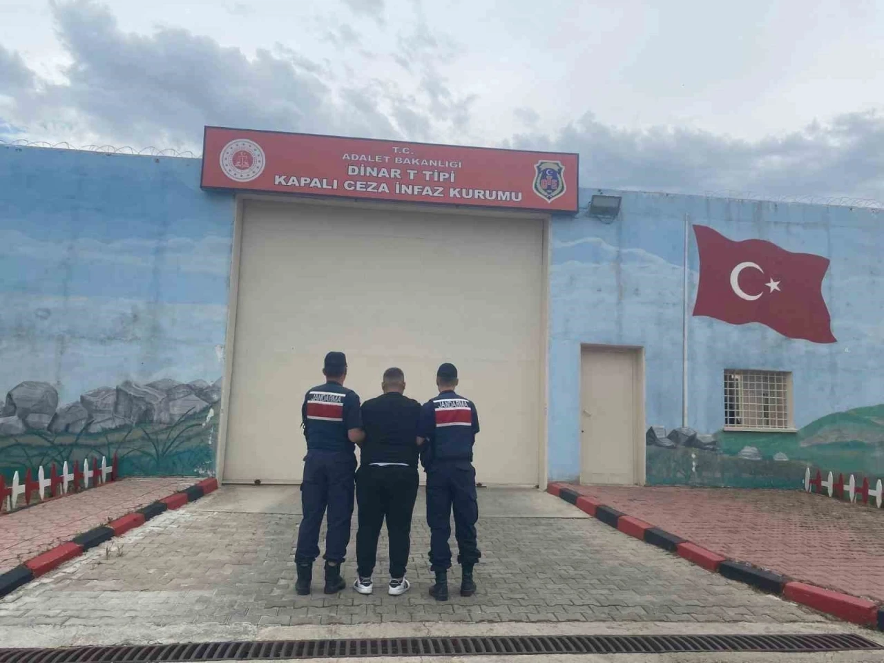 Jandarma &ccedil;eşitli su&ccedil;lardan aranan 48 kişiyi yakaladı
