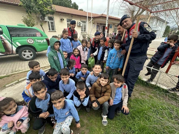 Jandarma ekipleri minikler ile birlikte fidan dikti
