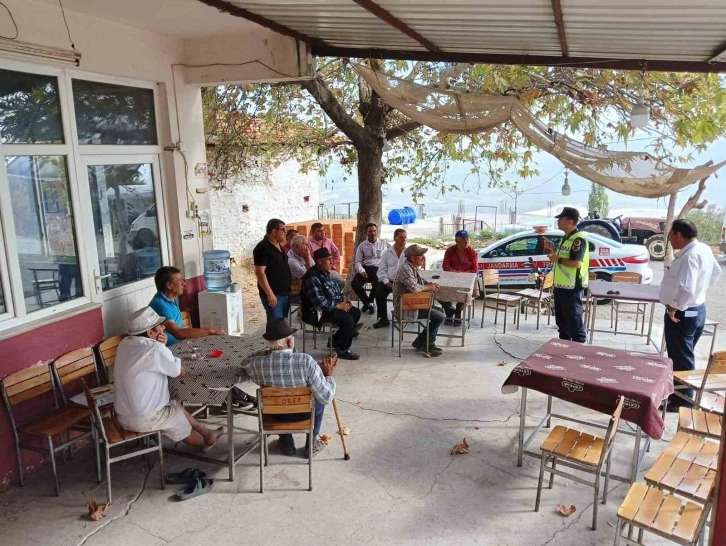 Jandarma ekipleri trakt&ouml;r s&uuml;r&uuml;c&uuml;lerini bilgilendirdi
