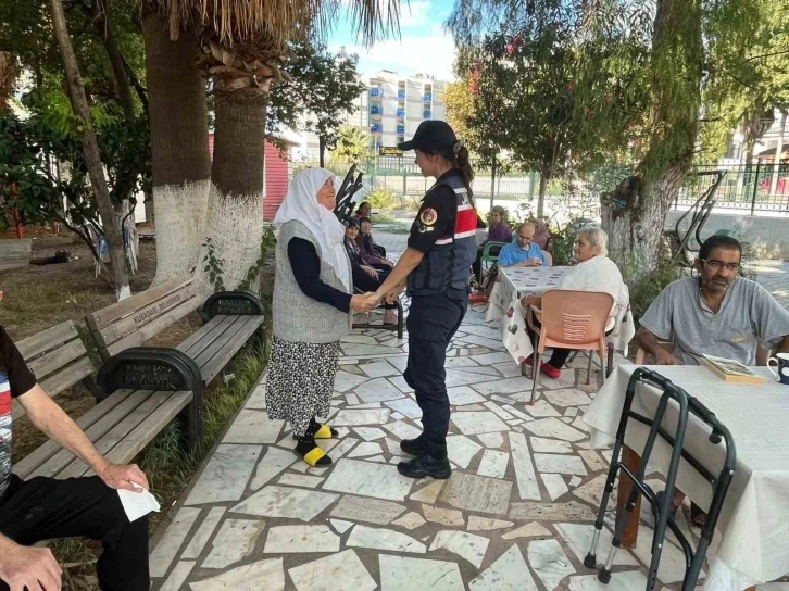 Jandarma ekipleri yaşlı &ccedil;ınarları unutmuyor
