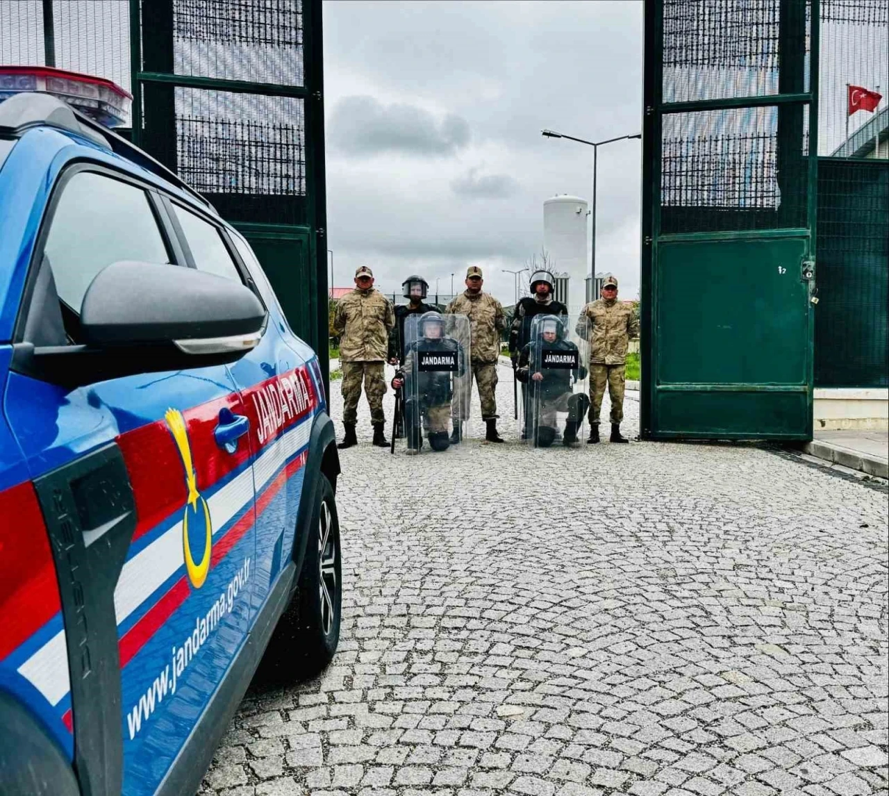 Jandarma ekiplerince 53 düzensiz göçmen yakalandı
