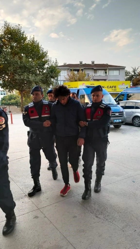 Jandarma ekiplerinden ka&ccedil;ak g&ouml;&ccedil;menlere operasyon: 10 kişi yakalandı
