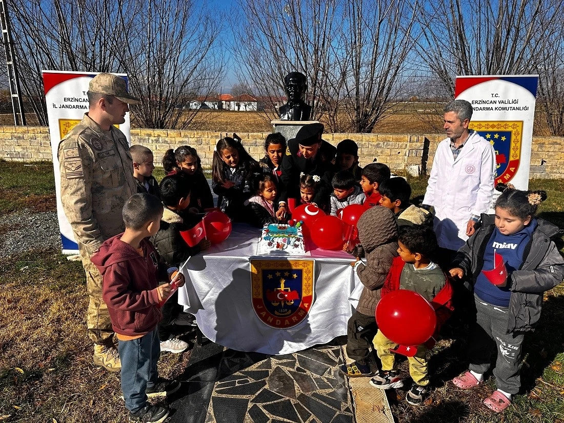 Jandarma ekiplerinden öğrencilere Çocuk Hakları Günü sürprizi
