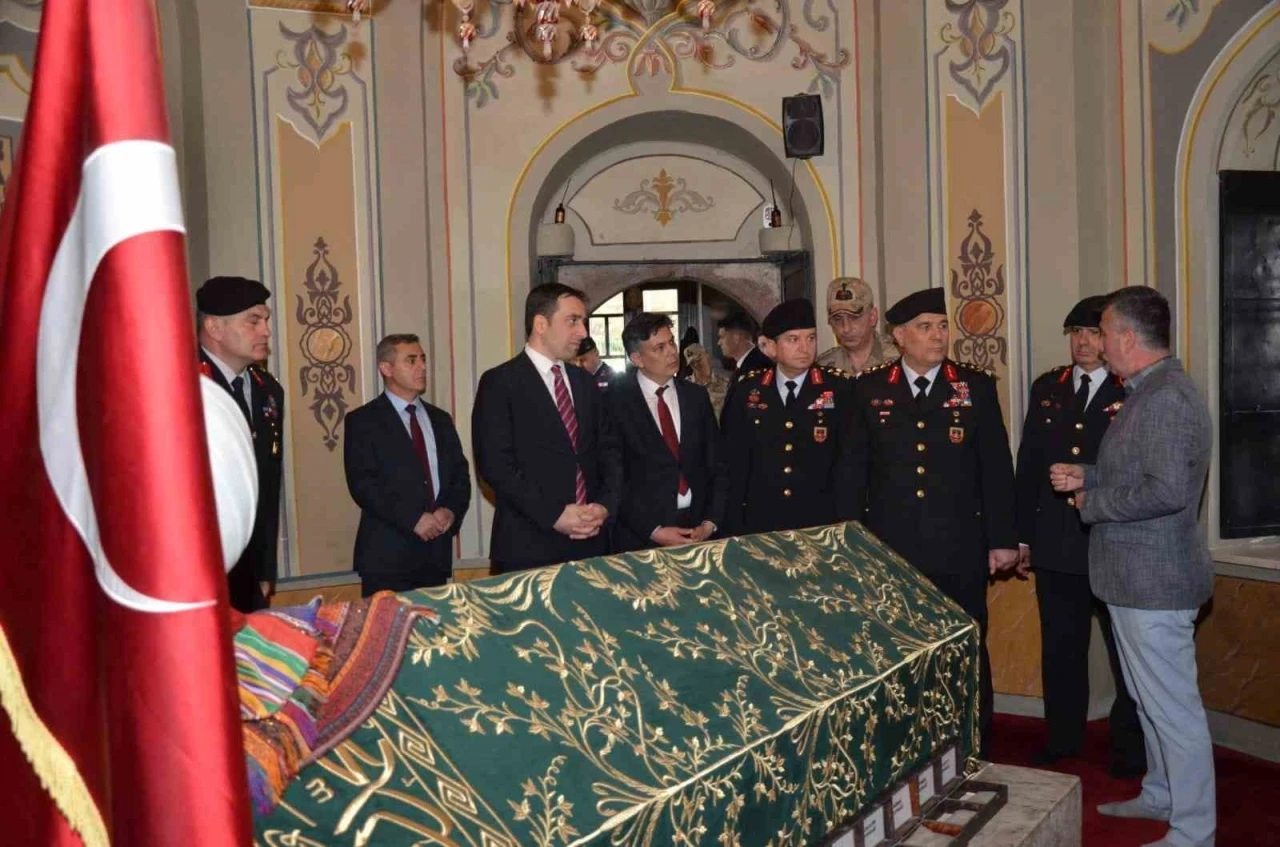 Jandarma Genel Komutanı Orgeneral Ali Çardakçı, Ertuğrul Gazi Türbesi’nde dua etti
