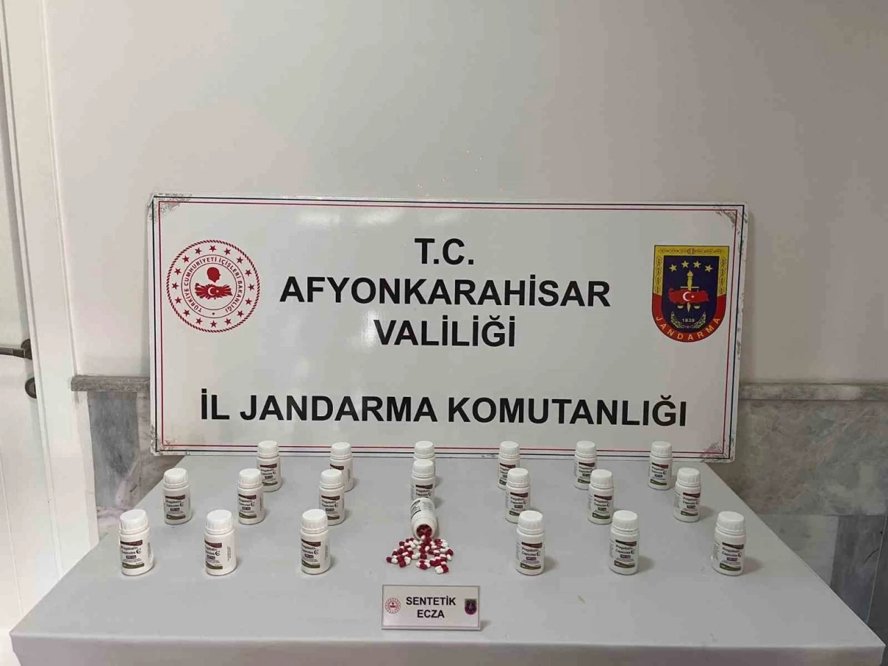 Jandarma iş yerine yaptığı baskında bin 200 adet uyuşturucu hap ele geçirdi
