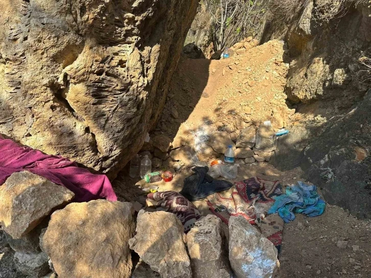 Jandarma ka&ccedil;ak kazı yapan definecileri su&ccedil;&uuml;st&uuml; yakaladı
