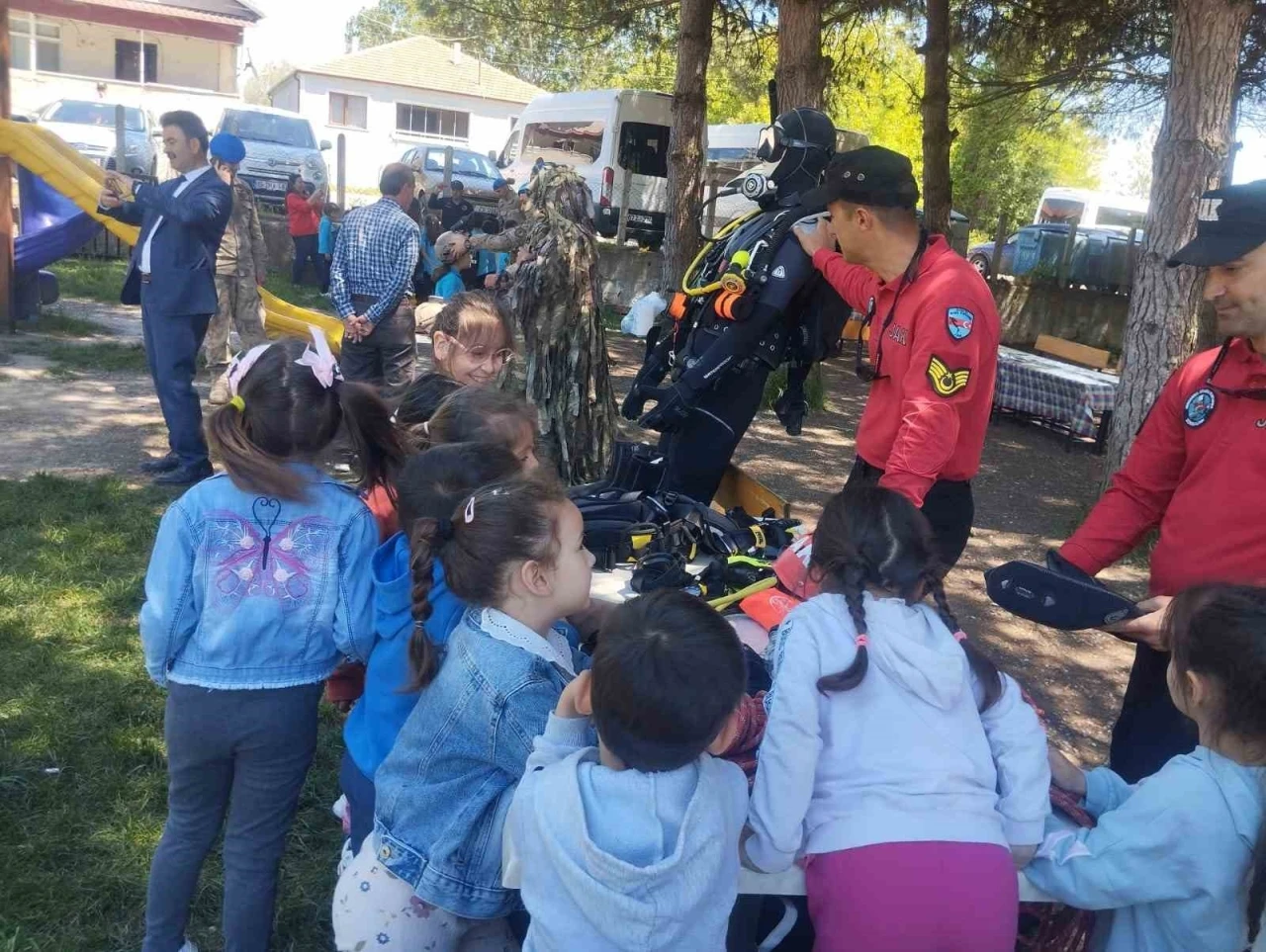 Jandarma minik öğrencileri bilgilendirdi
