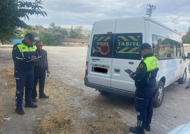 Jandarma okul servis ara&ccedil;larını denetledi
