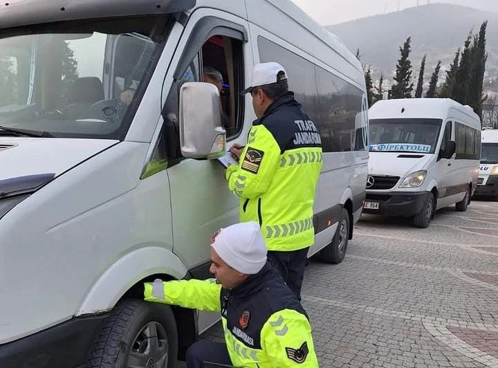 Jandarma okulların çevresinde adeta kuş uçurtmuyor