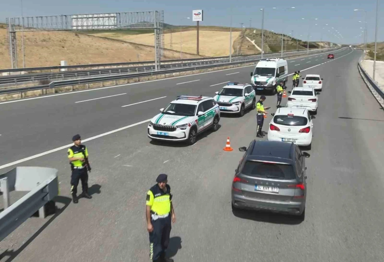 Jandarma otoyolda denetimlerini artırdı
