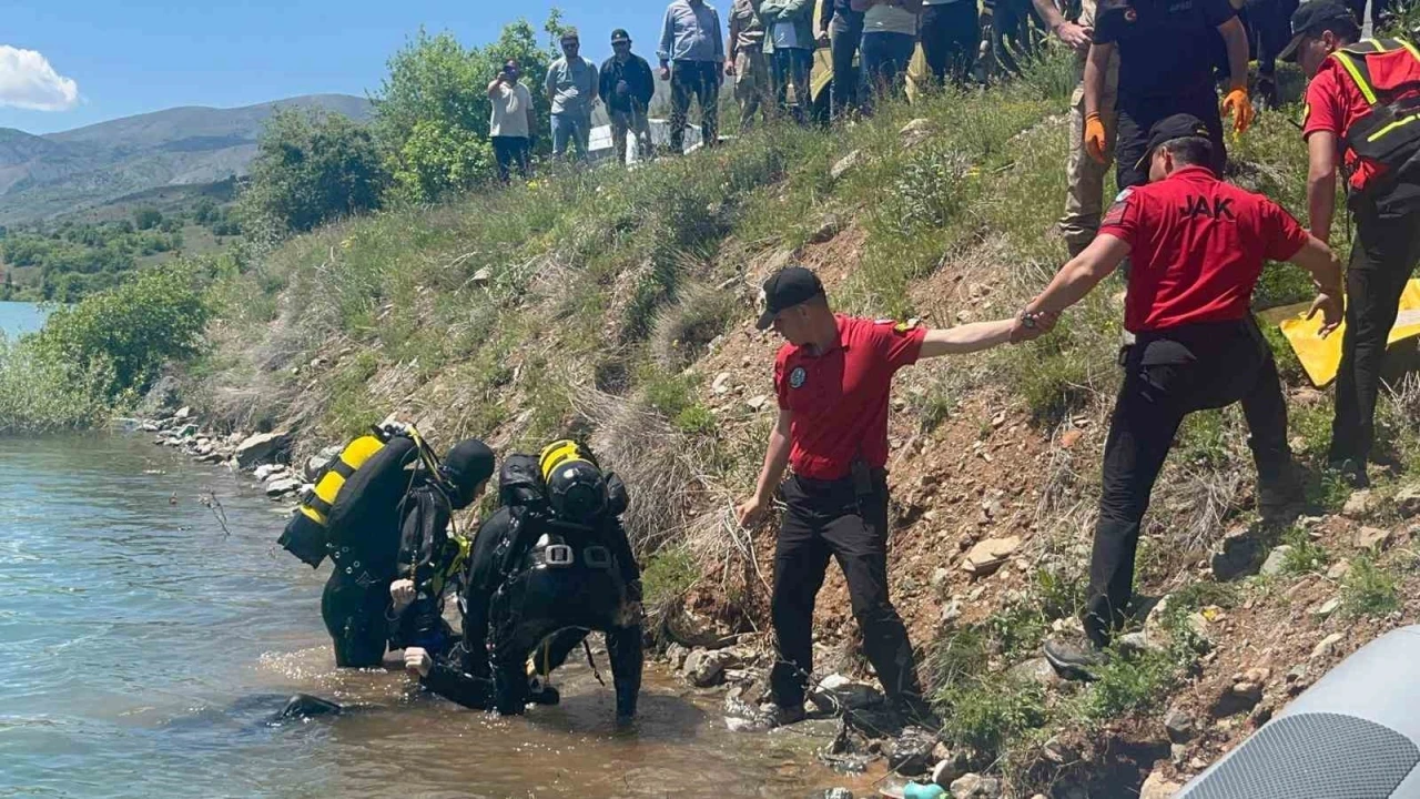 Jandarma SAK timi nefes kesen operasyonda kayıp şahsı sualtında aracıyla birlikte buldu
