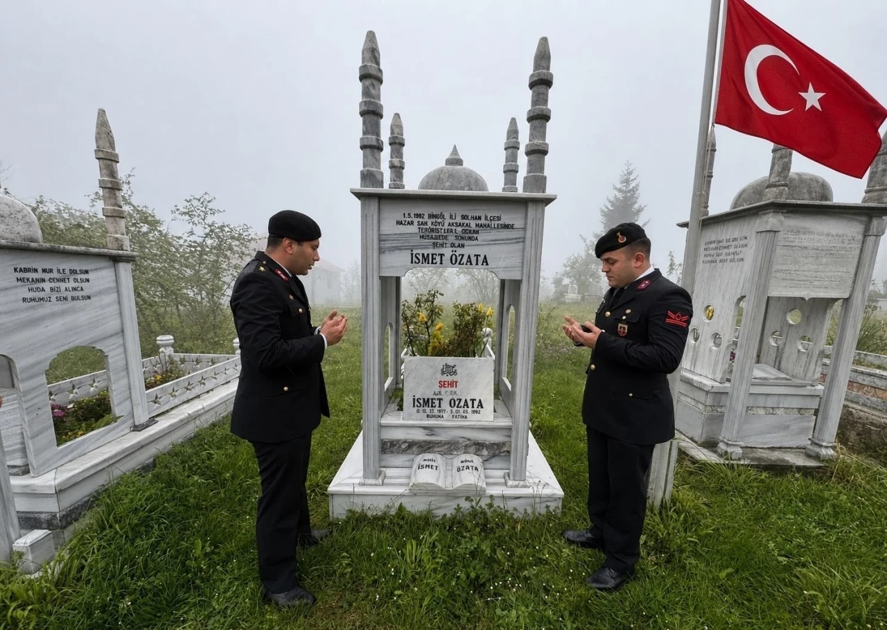 Jandarma şehit &Ouml;zata kabri başında andı
