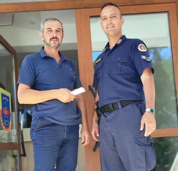 Jandarma, servis şoförünün bulduğu 5 bin lirayı sahibine teslim etti
