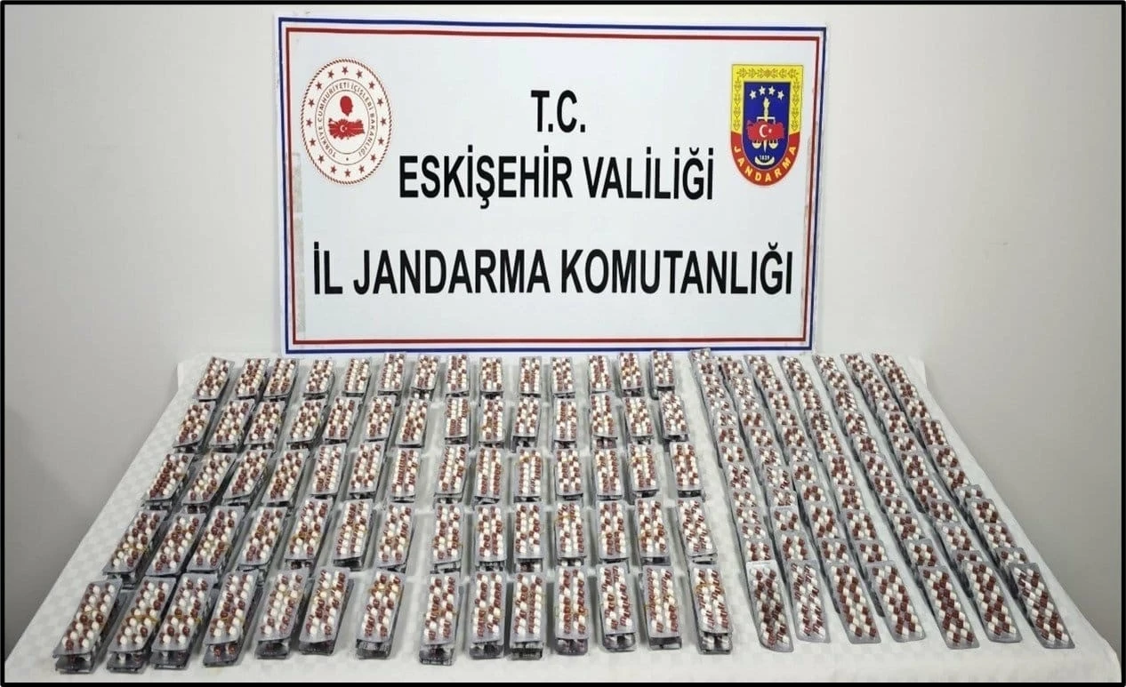 Jandarma tarlada 5 bin 488 adet sentetik hap ele ge&ccedil;irdi
