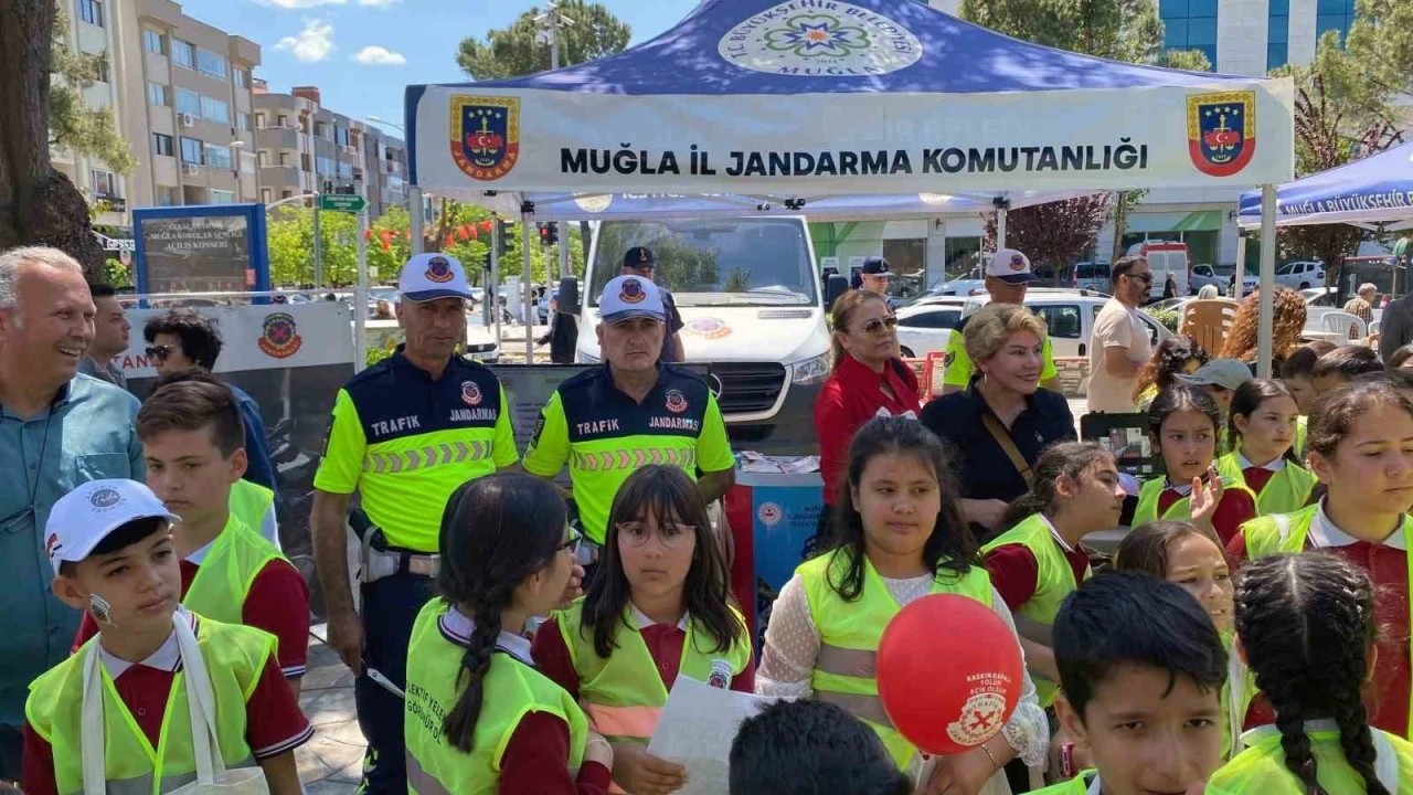Jandarma trafik standına büyük ilgi
