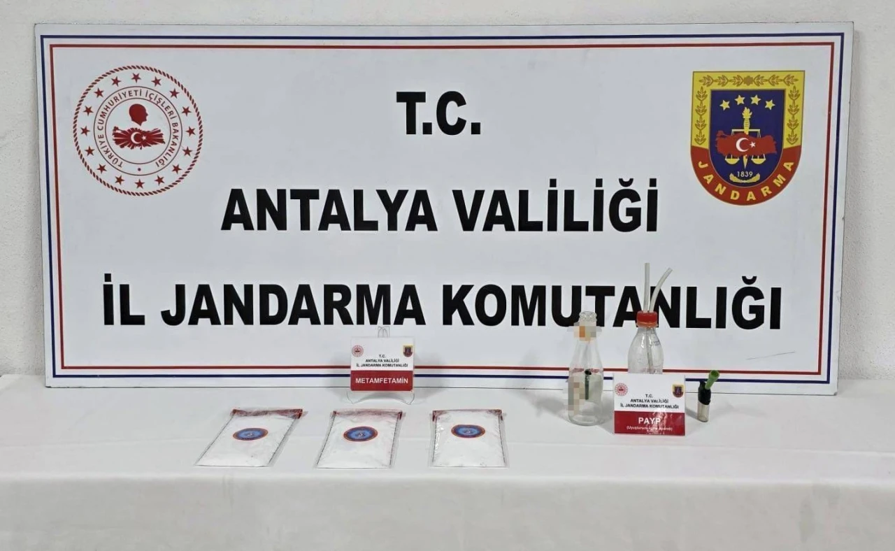 Jandarma uyuşturucu operasyonunda 1 kilo 210 gram uyuşturucu madde ele geçirildi
