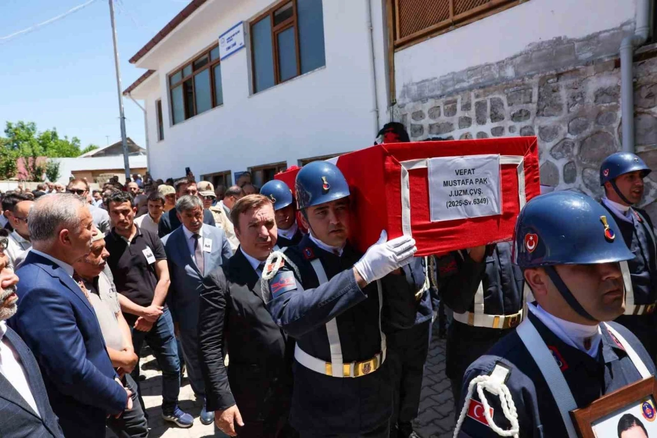 Jandarma Uzman &Ccedil;avuş Mustafa Pak Erzincan&rsquo;da toprağa verildi
