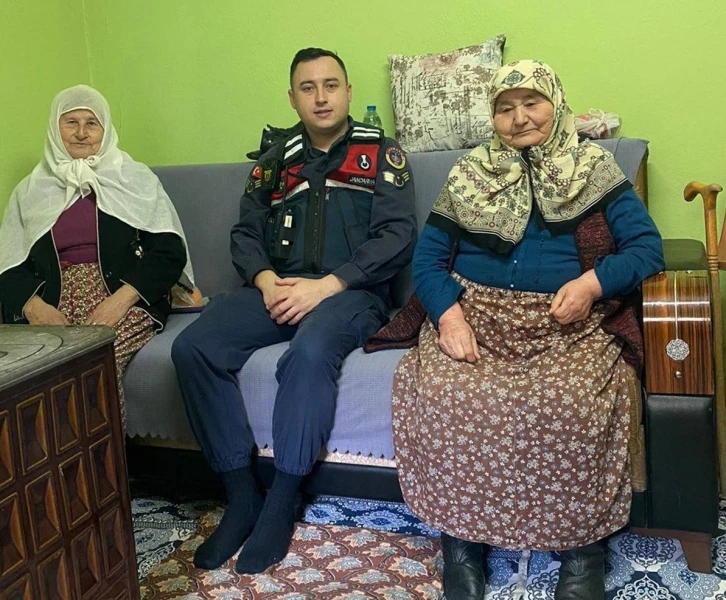 Jandarma yaşlı &ccedil;ınarları unutmuyor
