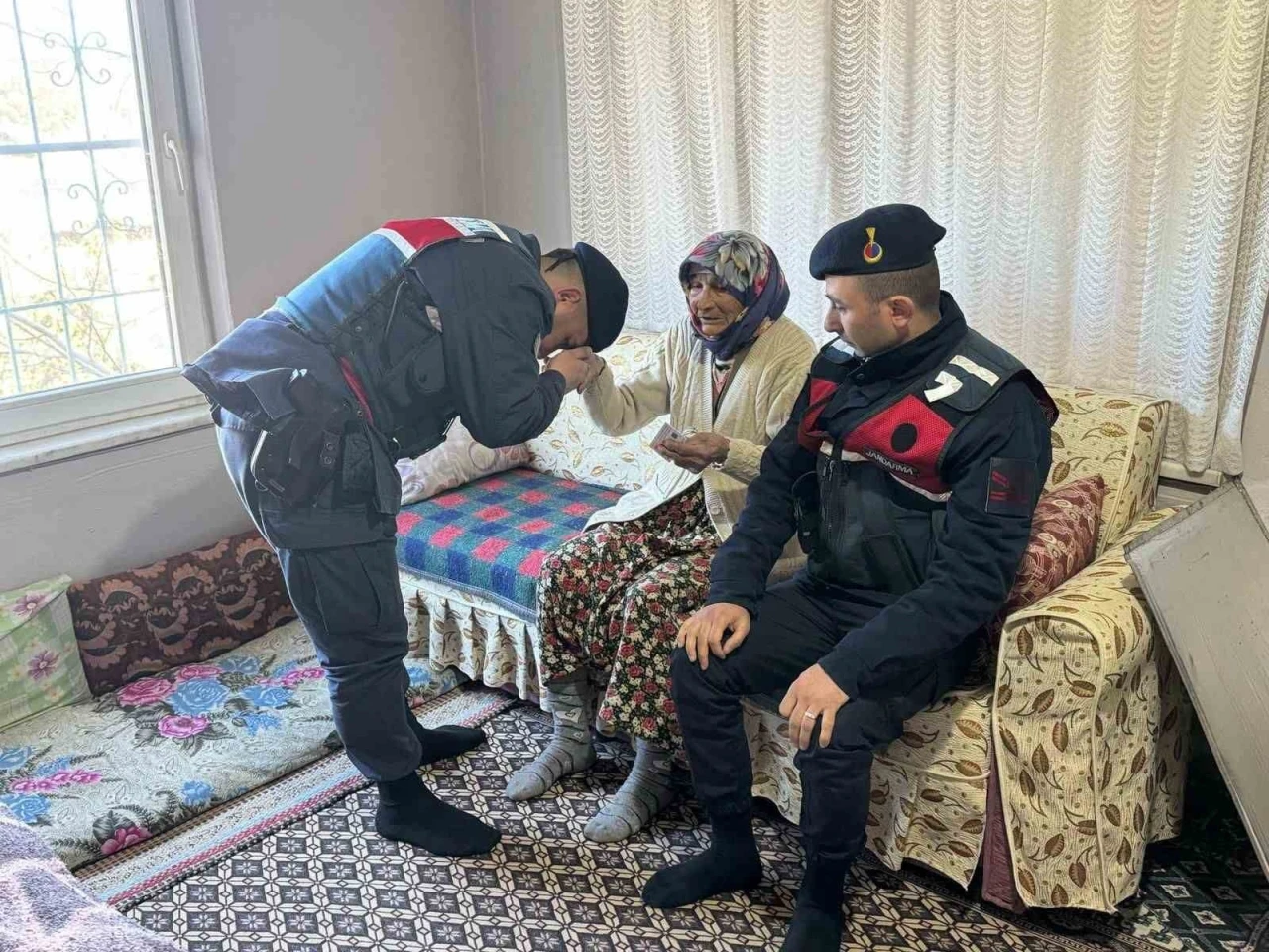 Jandarma yaşlı çınarları yalnız bırakmıyor