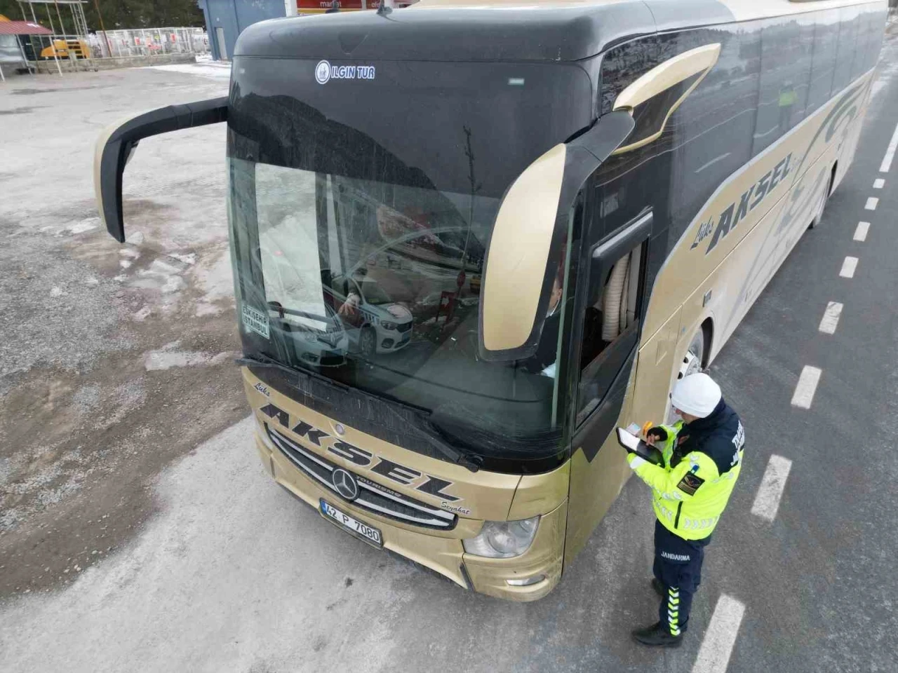 Jandarma yolcu gibi bindiği otobüsü denetledi