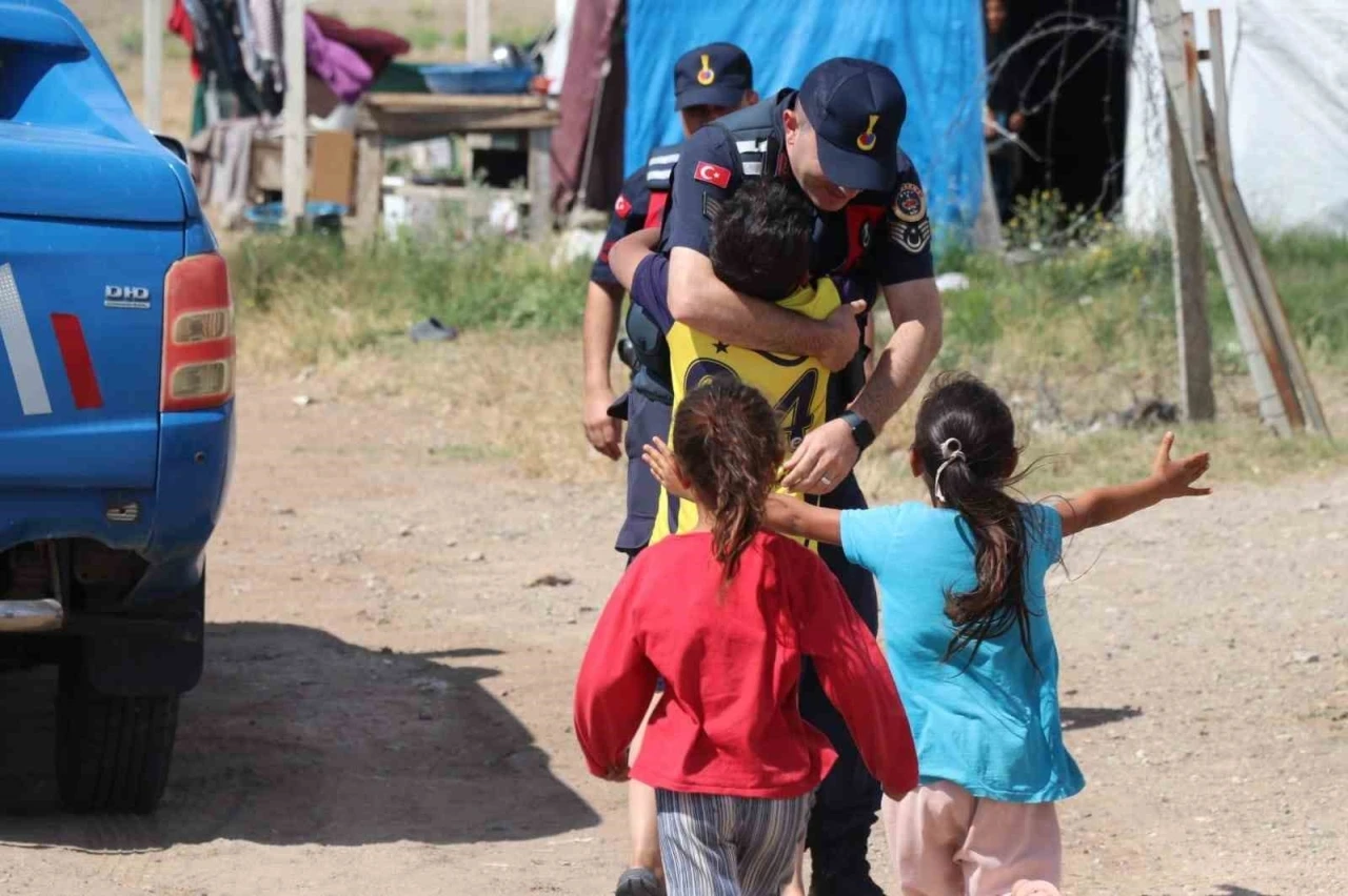 Jandarma Yozgat’ta çocukların yüzünü güldürdü
