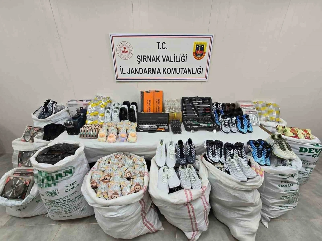 Jandarmadan baskın; 36 kişiye gözaltı, 6 milyon değerinde kaçak malzeme ele geçirildi