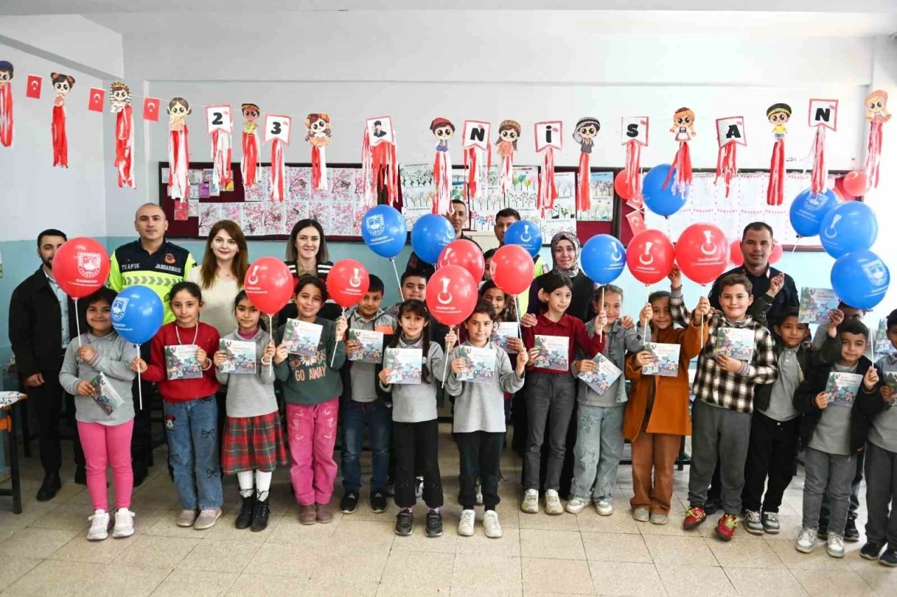 Jandarmadan &ccedil;ocuklara 23 Nisan s&uuml;rprizi
