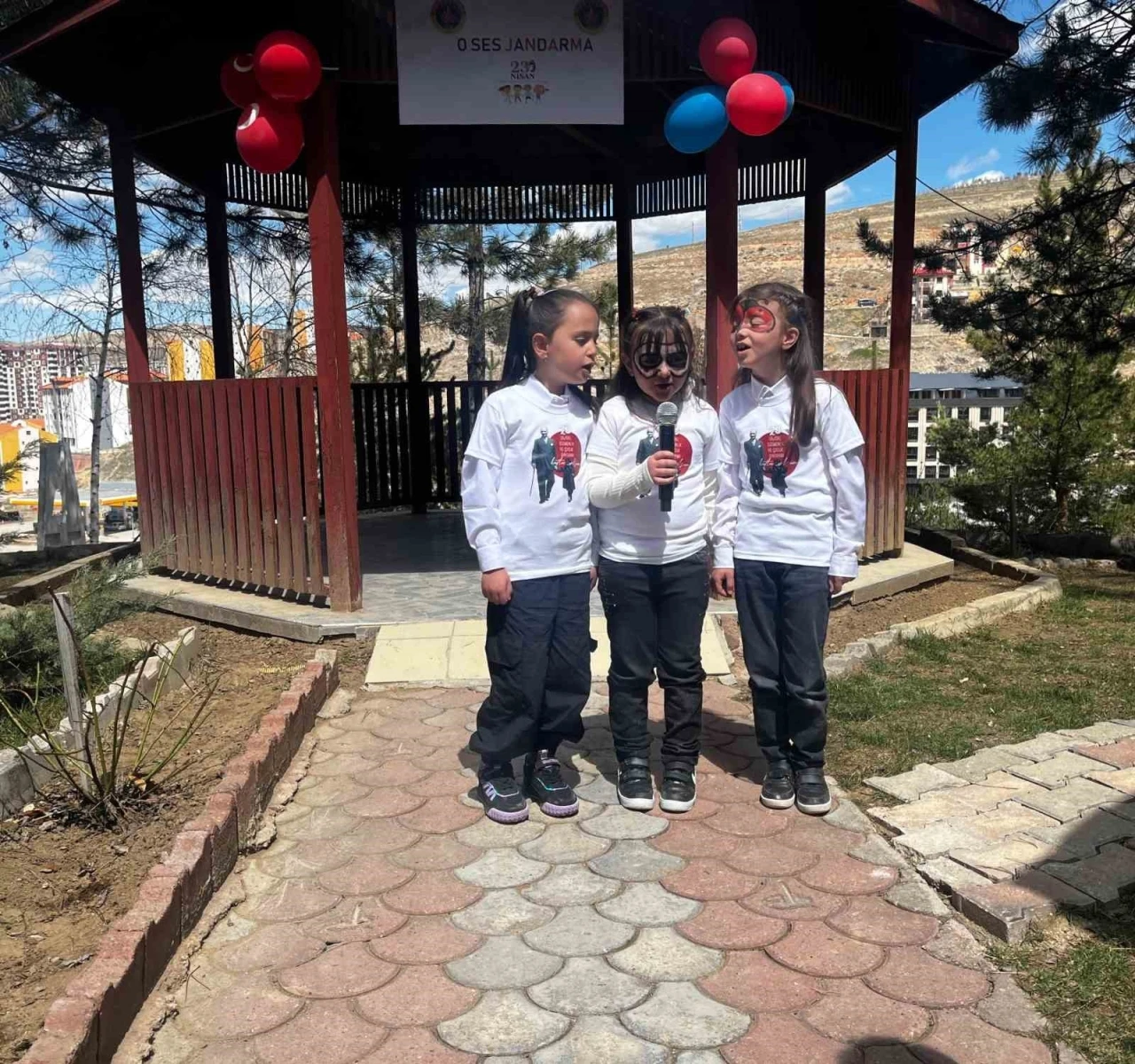 Jandarmadan çocuklara unutulmaz 23 Nisan kutlaması: &quot;O ses jandarma&quot;
