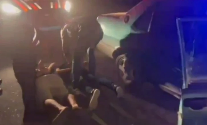 Jandarmadan hareket halindeki otomobile operasyon: 14 ruhsatsız tabanca ele ge&ccedil;irildi
