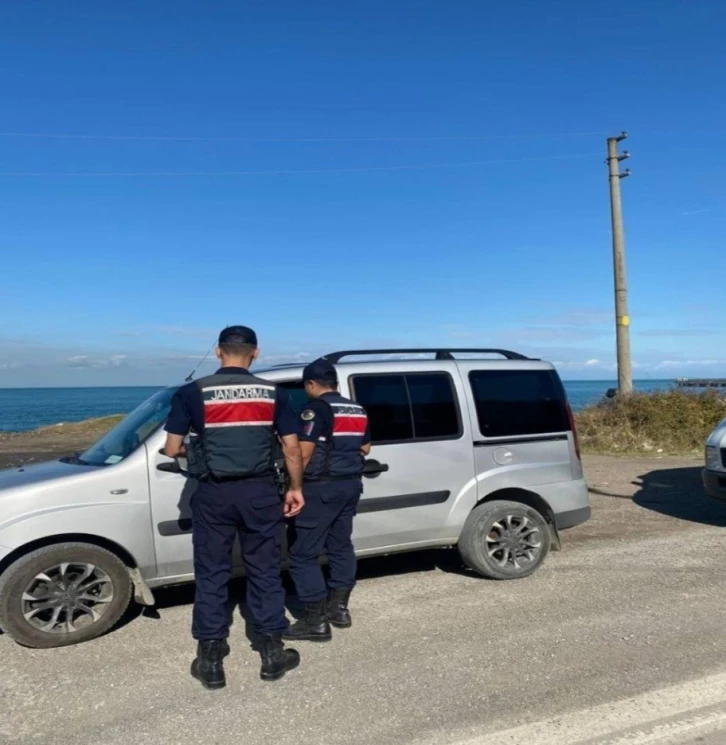 Jandarmadan &rsquo;huzurlu sokaklar&rsquo; denetimi: 5 tutuklu
