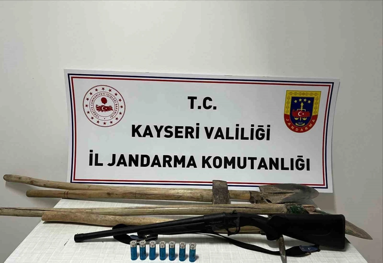 Jandarmadan izinsiz kazı yapanlara suçüstü

