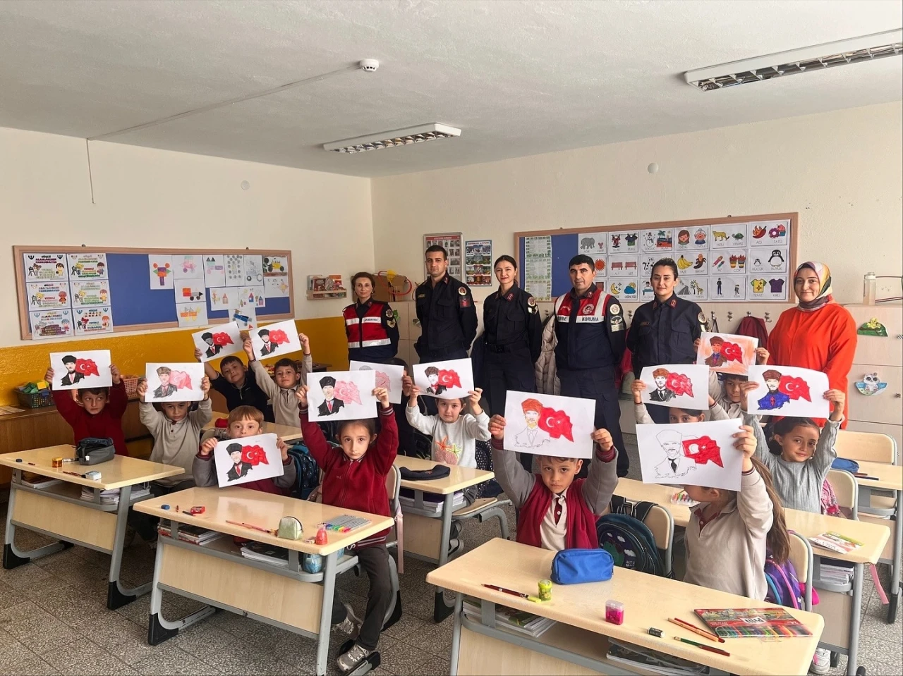 Jandarmadan öğrencilere ‘Güvenli gelecek’ eğitimi
