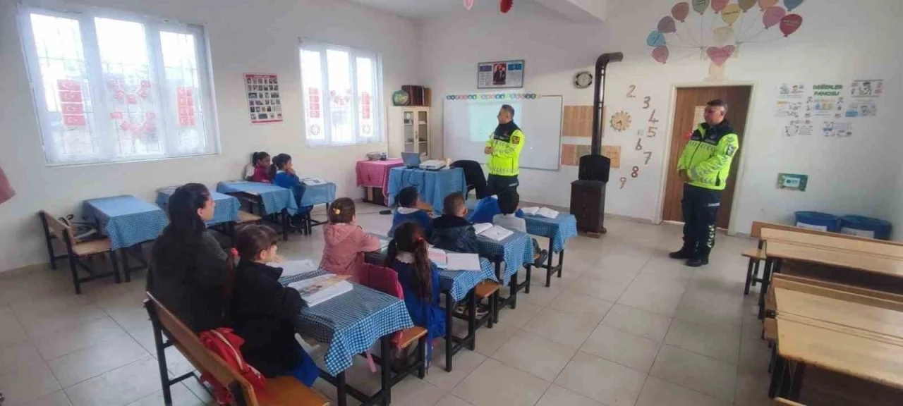 Jandarmadan &ouml;ğrencilere trafik eğitimi
