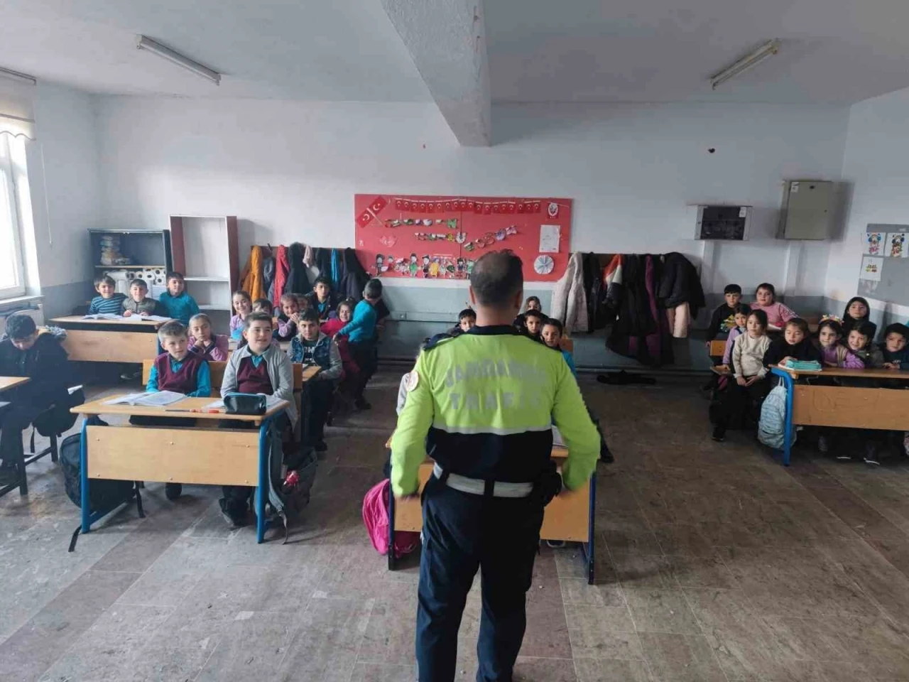 Jandarmadan &ouml;ğrencilere trafik eğitimi
