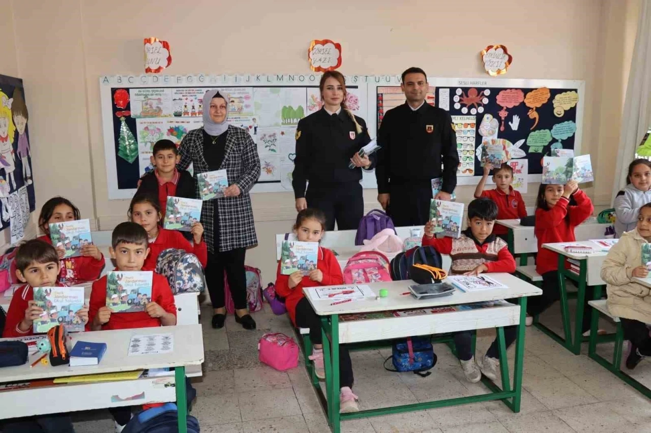 Jandarmadan &ouml;ğrencilere trafik ve asayiş eğitimi
