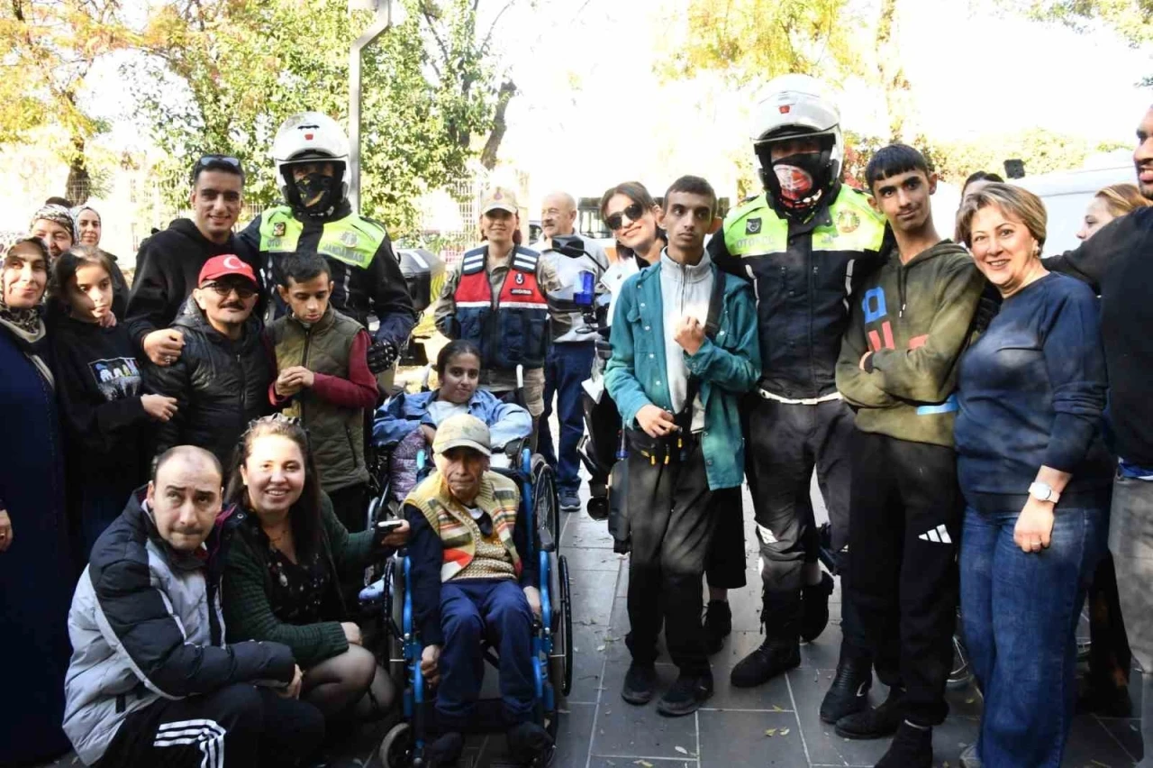 Jandarmadan özel ihtiyaçlı çocuklara anlamlı ziyaret
