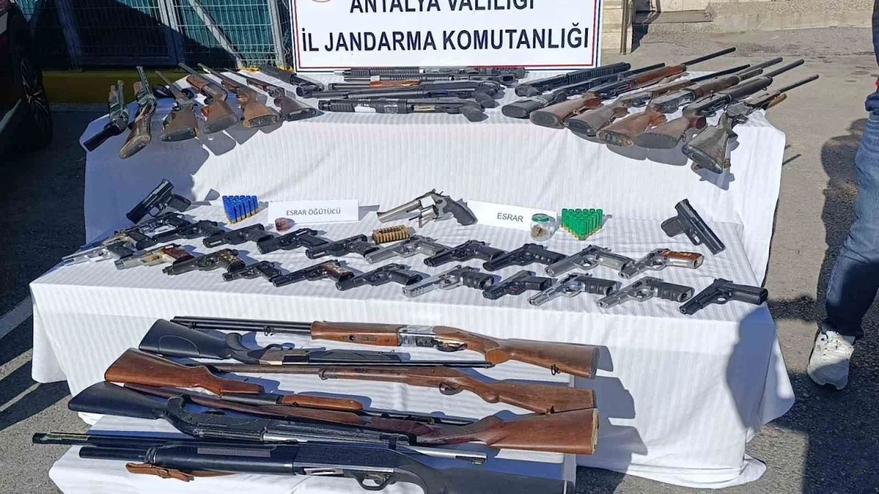 Jandarmadan Silah Operasyonu: 30 tabanca, 27 av t&uuml;feği ele ge&ccedil;irildi
