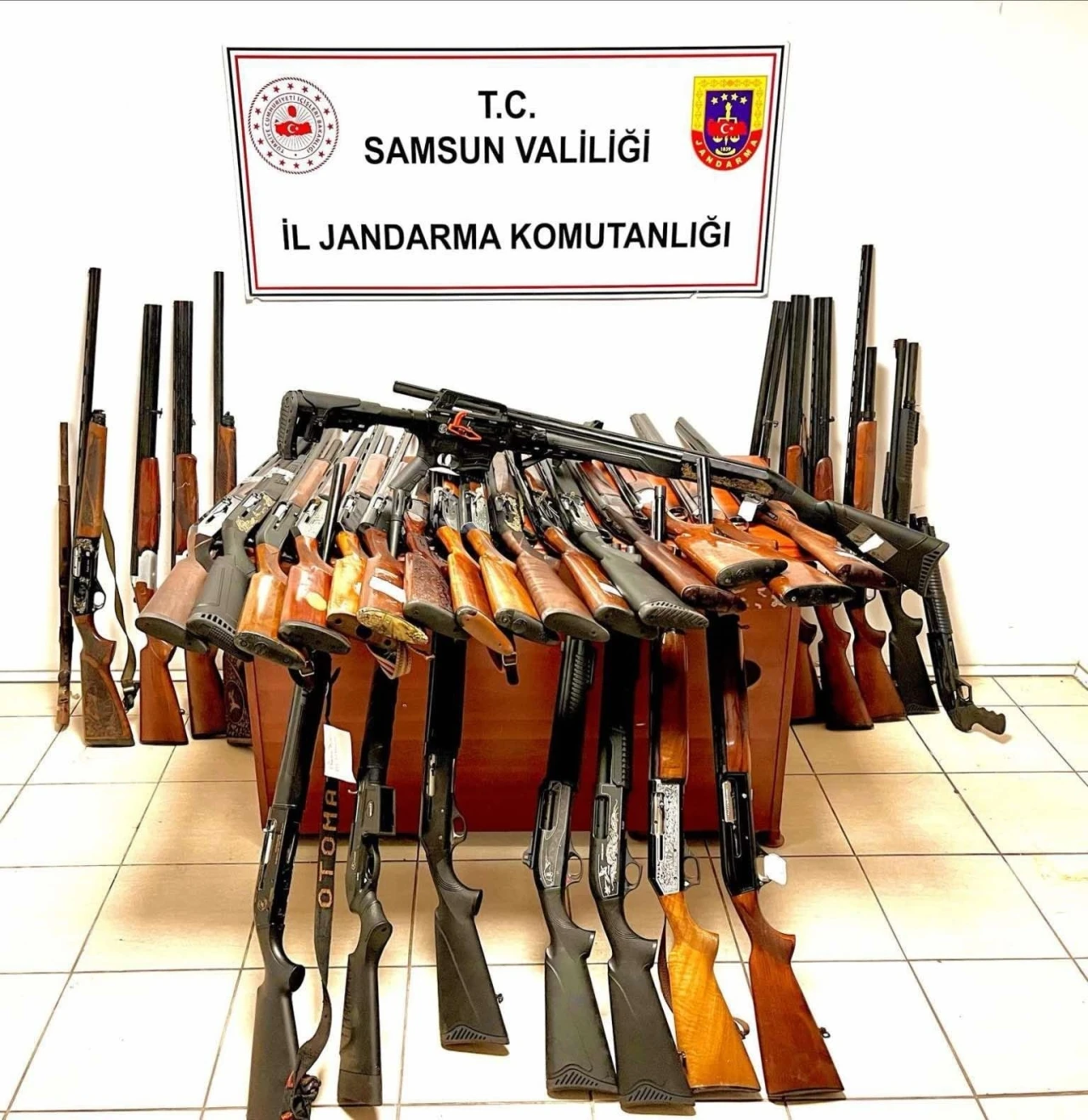 Jandarmadan silah operasyonu: 37 tüfek ele geçirildi

