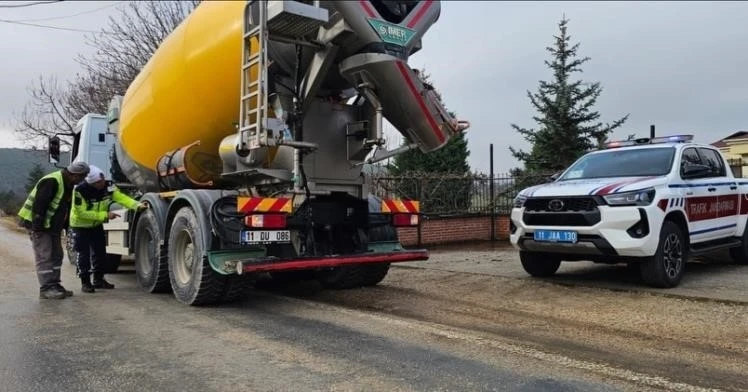 Jandarmadan ticari ara&ccedil;lara kış lastiği denetimi
