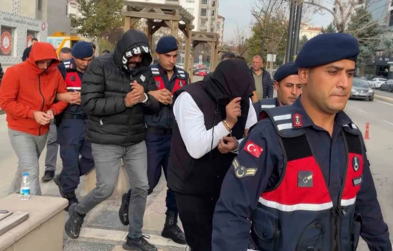 Jandarmanın operasyonla yakaladığı 3 tefeci tutuklandı
