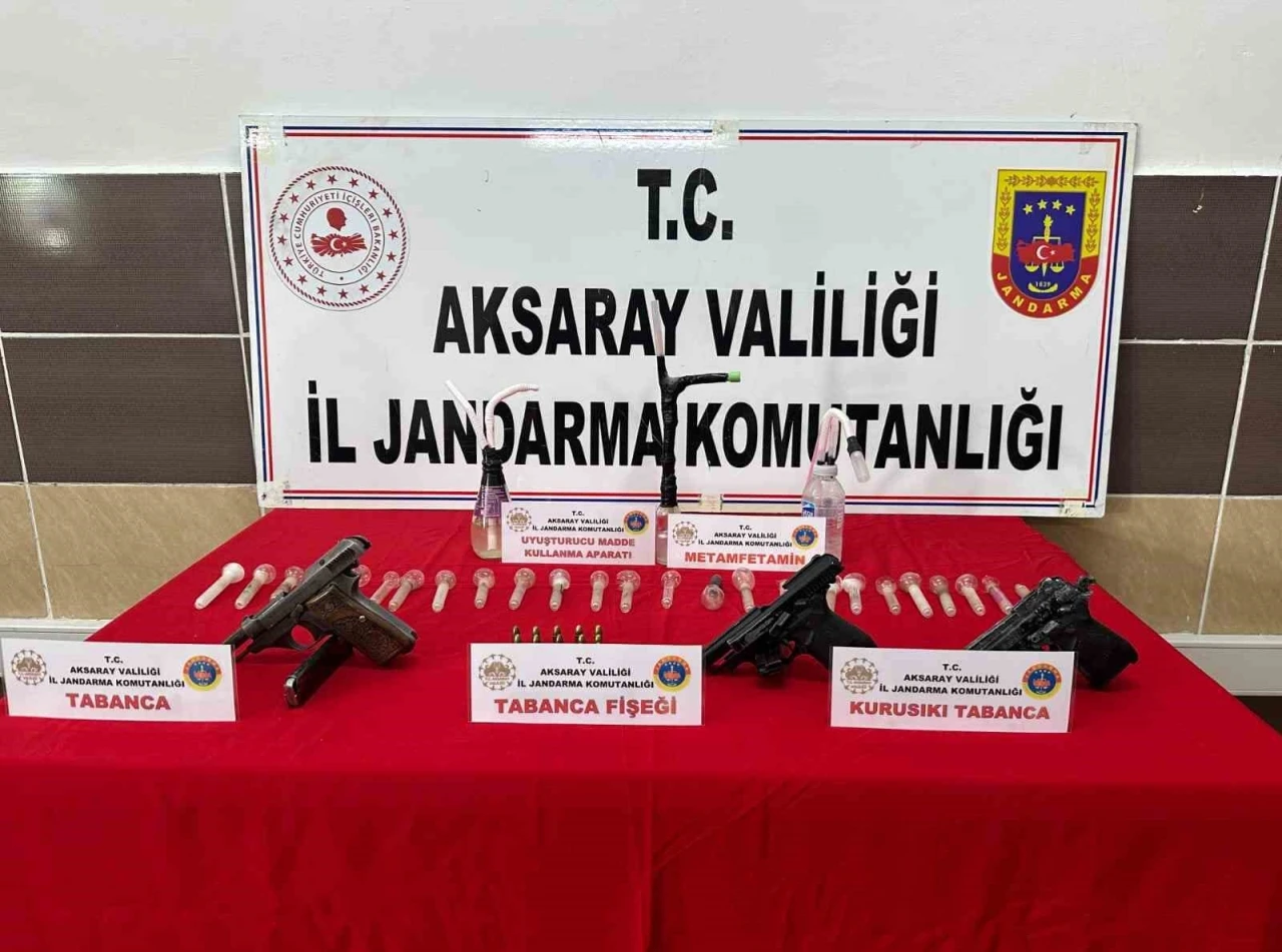 Jandarmanın operasyonunda uyuşturucu ve tabancalar ele geçirildi
