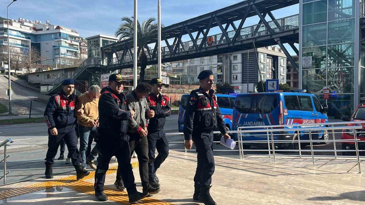 Jandarmayı g&ouml;r&uuml;nce &ccedil;aldıkları avokadoları bırakıp ka&ccedil;tılar
