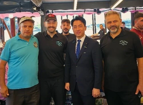 Japonya Savunma Bakan Koizumi Emin&ouml;n&uuml;&rsquo;nde balık ekmek yedi
