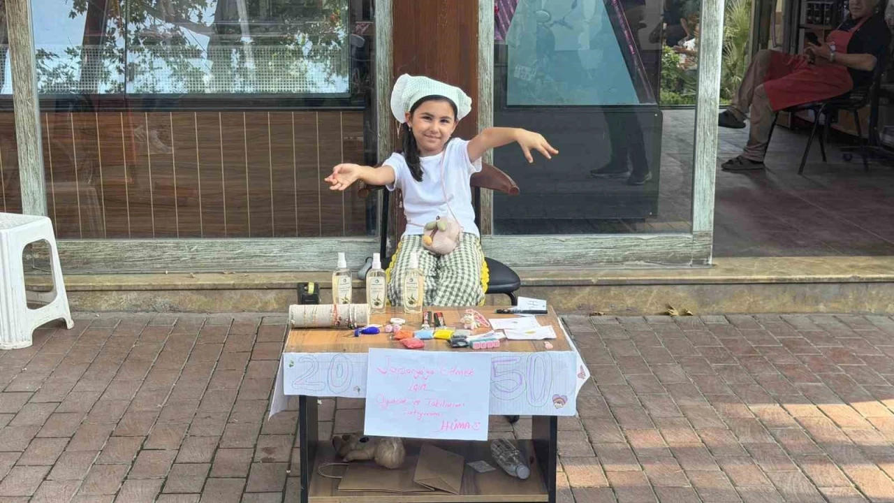 Japonya&rsquo;ya gitmek i&ccedil;in oyuncak ve takılarını satışa &ccedil;ıkardı
