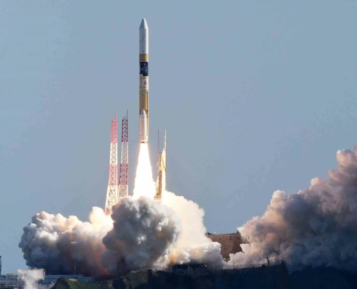 Japonya yörüngeye Ay’a iniş aracı ve gözlem uydusu fırlattı