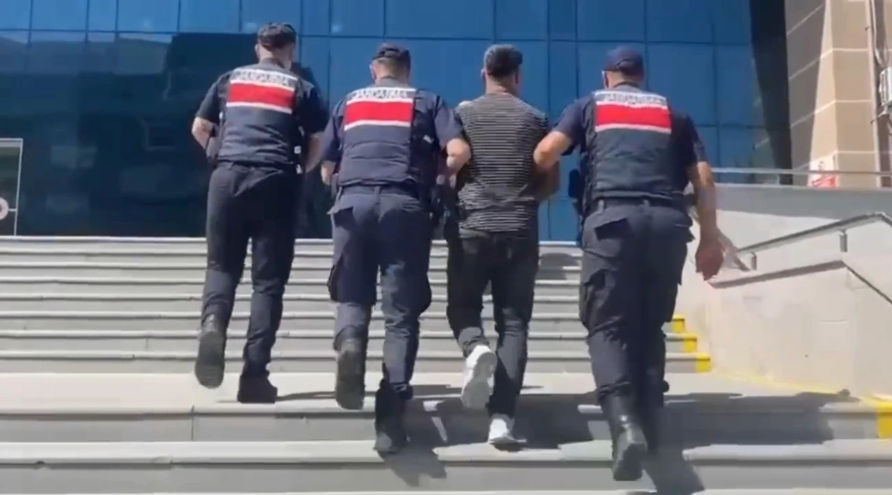 JASAT 20 yıl 11 ay hapis cezası bulunan firariyi yakaladı
